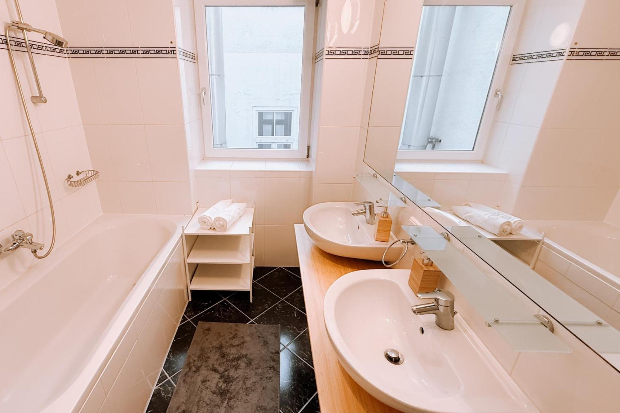 90Qm, 3 Bedrooms, Near Schoenbrunn, Balcony - Axara Housing Vienna Esterno foto